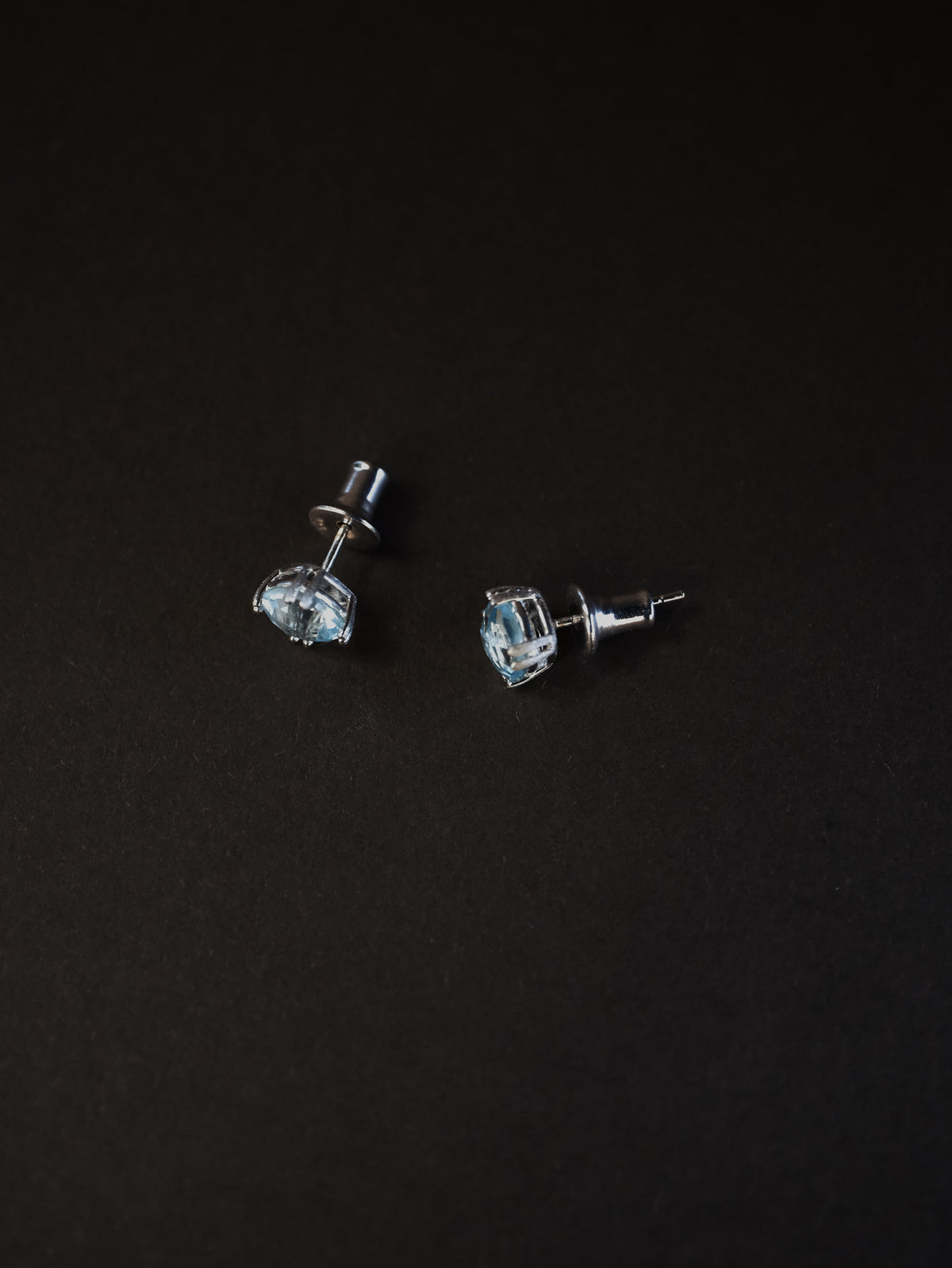 Coussin Studs (sky blue topaz)