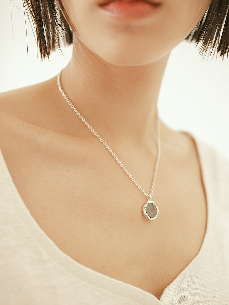 Wax Seal Necklace (mother of pearl)