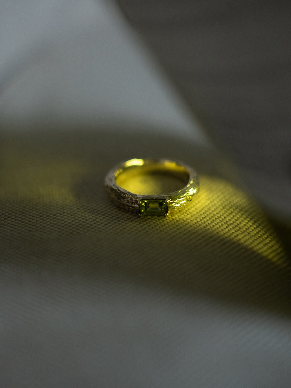 Twig Bold Ring (peridot)