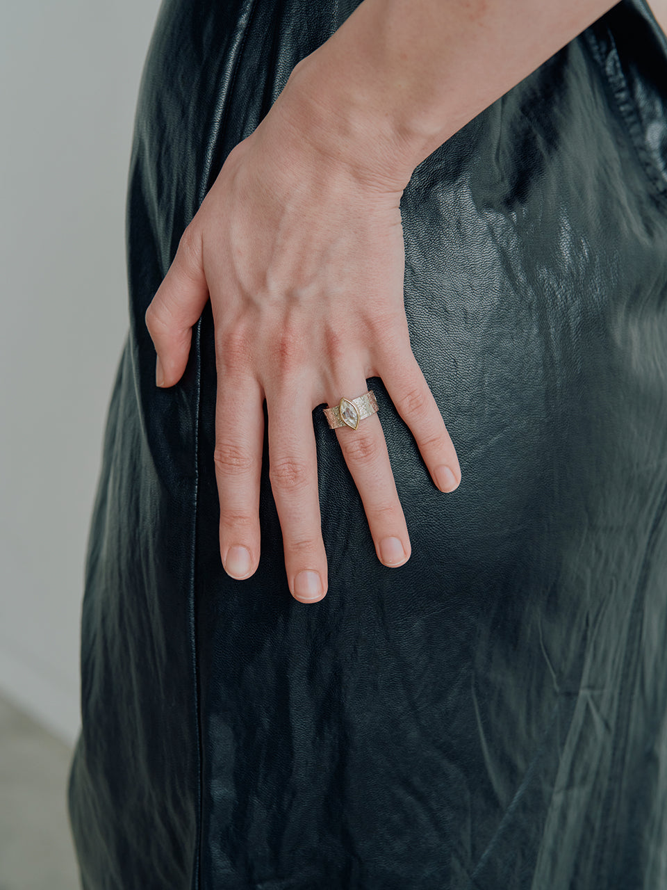 Twig Andante Ring (white topaz)