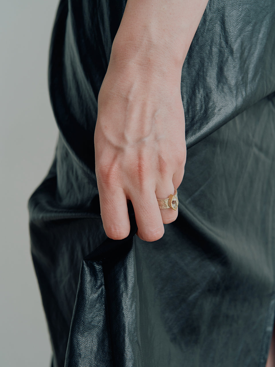 Twig Andante Ring (white topaz)
