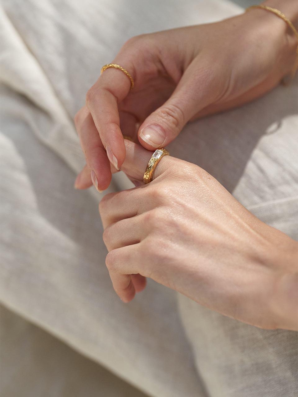 Twig Bold Ring (white topaz)
