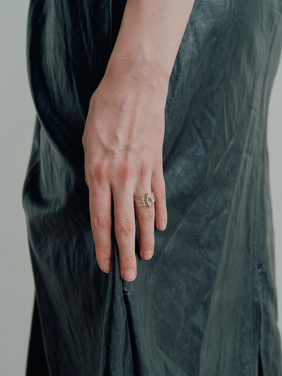 Twig Andante Ring (white topaz)