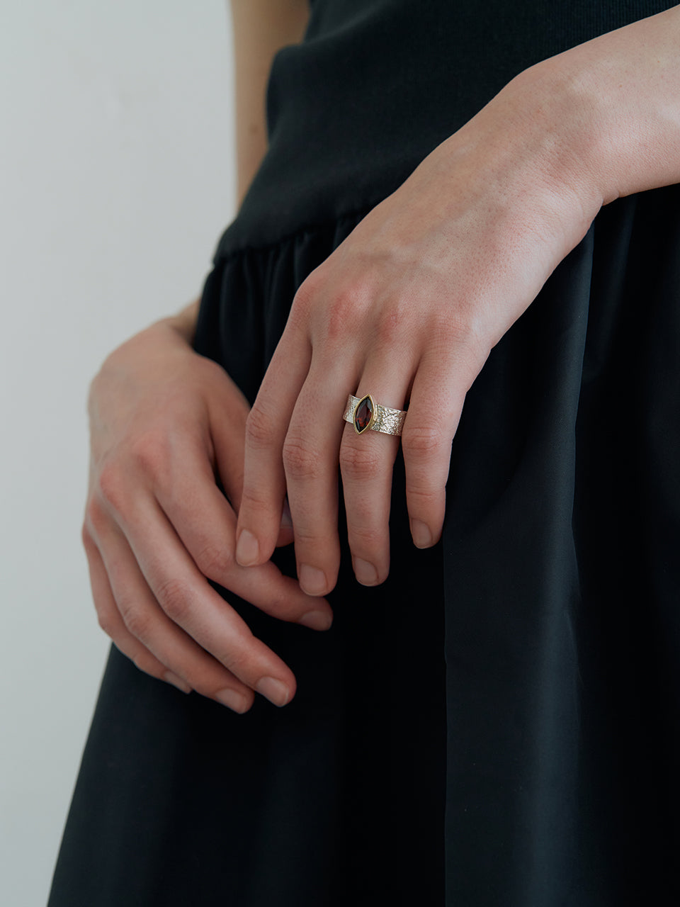 Twig Andante Ring (garnet)