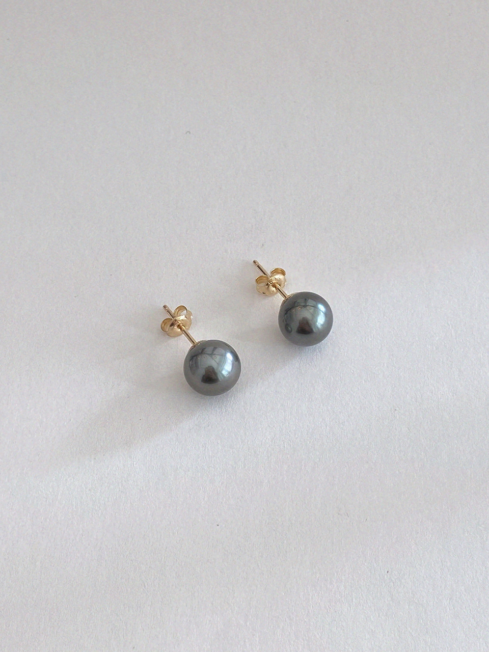 (14k) Classic Black Pearl Earrings (9-9.5mm)